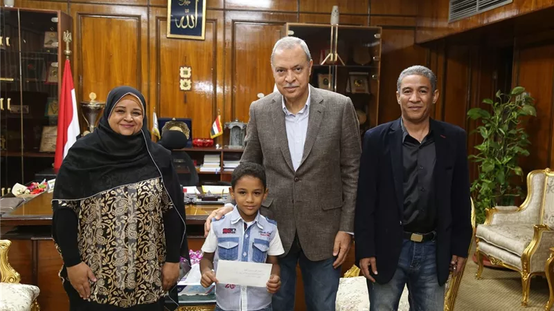 محافظ قنا يكرم الطفل الموهوب محمود أشرف