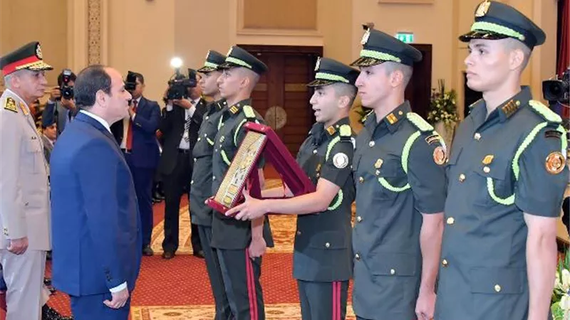 الرئيس يصدق على تعيين خريجي الدفعة الأولى لطب القوات المسلحة