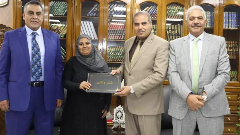 رئيس جامعة الأزهر يكرم عاملة بمستشفى النساء والتوليد لأمانتها