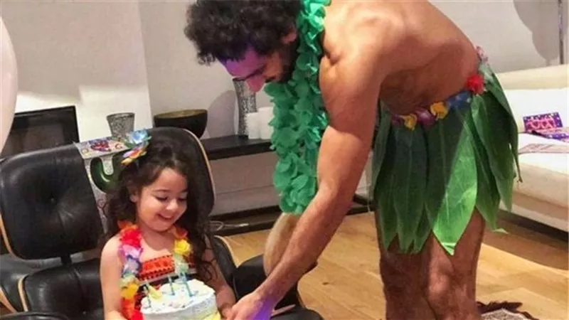 محمد صلاح يحتفل بعيد ميلاد ابنته مكة بطريقة الهنود الحمر.. صور