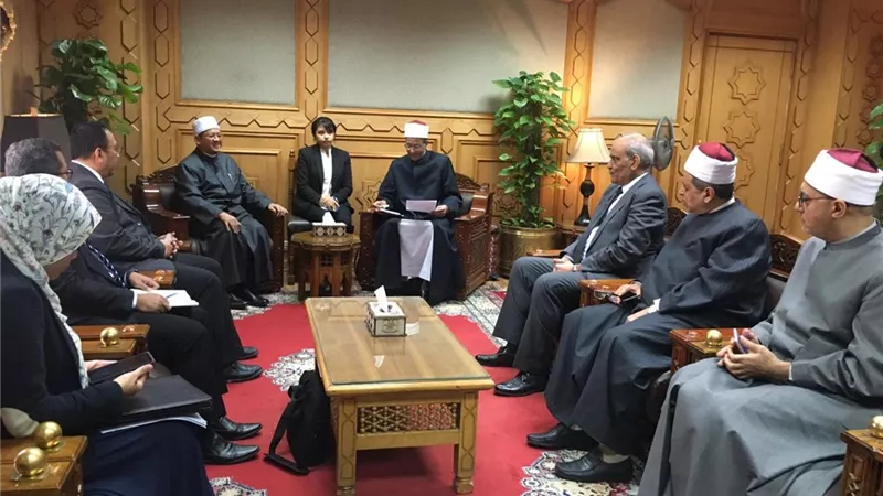 مفتي سنغافورة خلال لقائه وكيل الأزهر الشريف.... خريجو الأزهر يمثلون شعاع نور للمجتمع السنغافوري