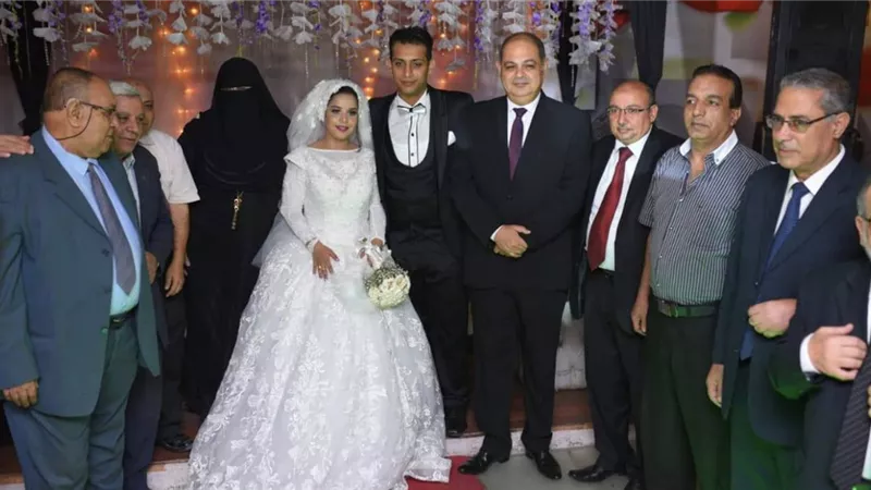 محافظ الغربية يستجيب لدعوة فتاة من جمعية الوفاء الخيرية لحضور حفل زفافها -صور