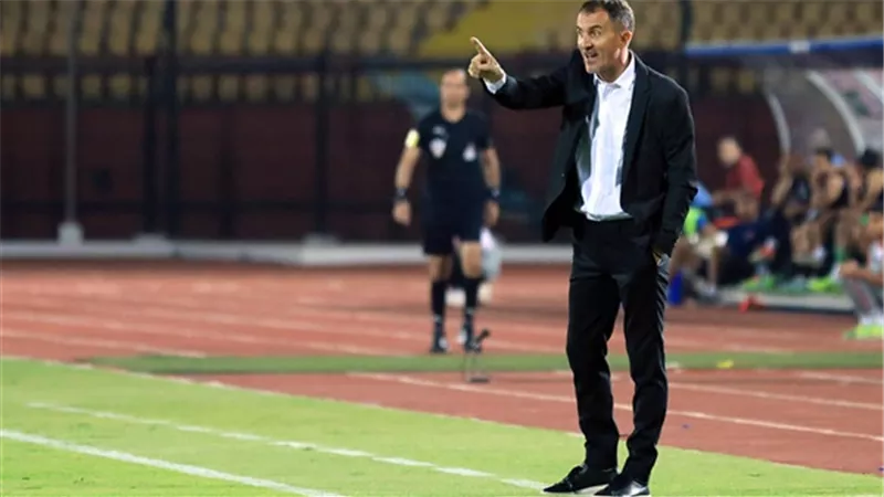 ميتشو يعقد جلسة خاصة مع لاعبي الزمالك