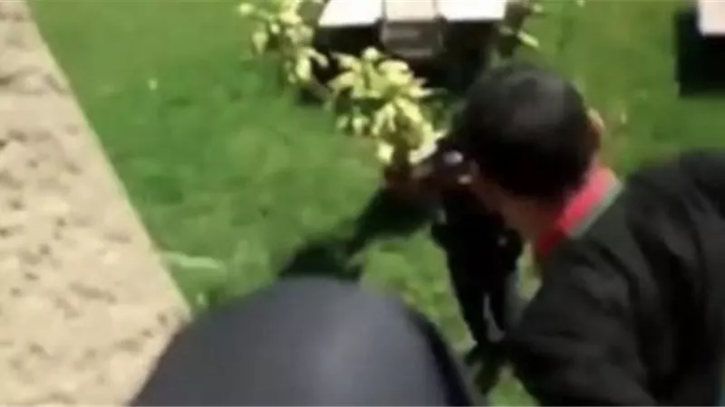 بالفيديو.. شرطى أمريكى يُلقى مراهق من أعلى سطح منزل