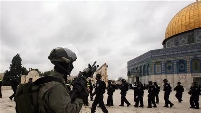 إصابة عشرات الفلسطينيين بالاختناق خلال مواجهات مع الاحتلال في الخليل ورام الله