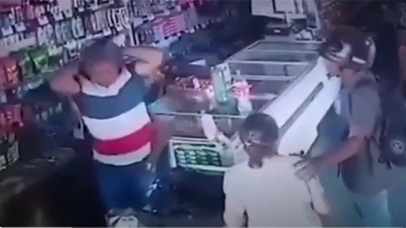 لص ( حنين ) يقبّل رأس عجوز أثناء السرقة ويقول لها 