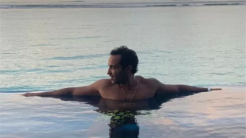 أحمد فهمى يداعب جمهوره بصورة جديدة