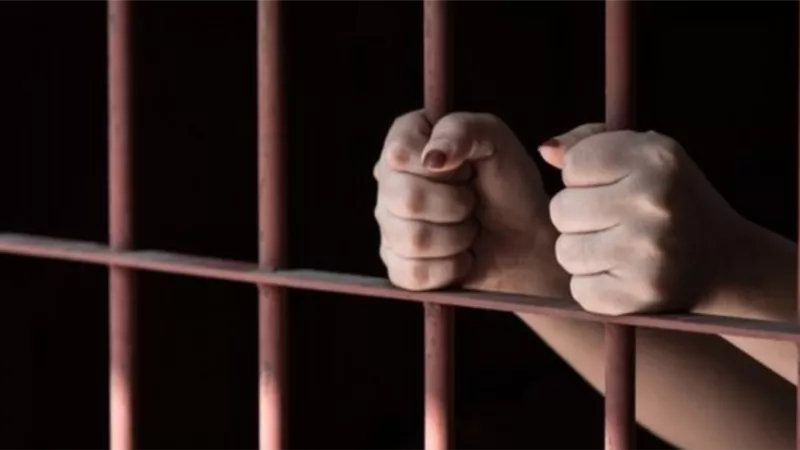 طلبت من زوجها مساعدتها في تنظيف المنزل فقضت ليلتها في زنزانة