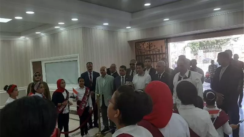 مطروح تستقبل وزير الشباب بكورال وأغاني وطنية ..صور