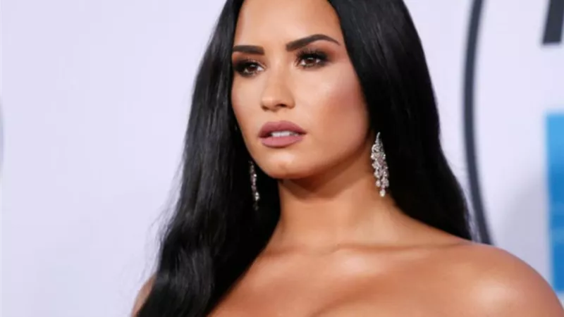 جمهور ديمي لوفاتو يتضامن معها بعد تسريب صورها عارية