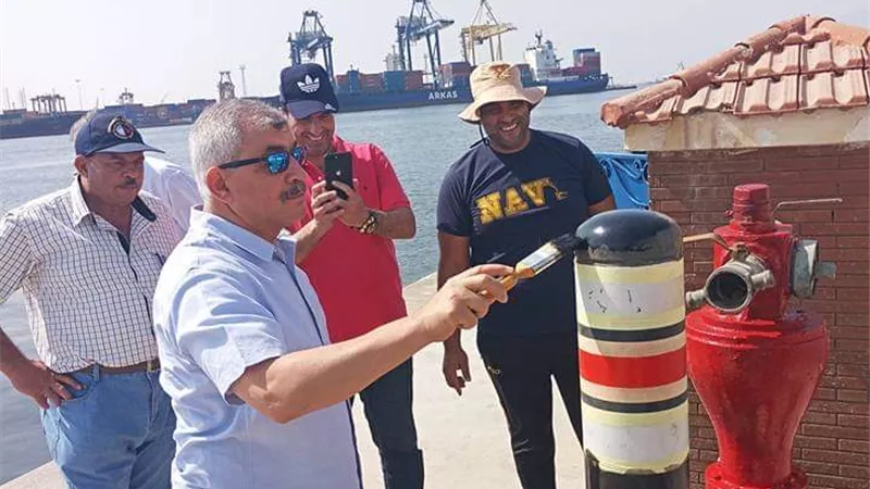 العاملون بميناء الإسكندرية يزينون محطة الركاب لاستقبال أول السفن السياحية