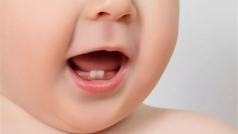 مطربة شهيرة تحتفل بظهور أول سن لطفلتها في الفك السفلي.. صورة