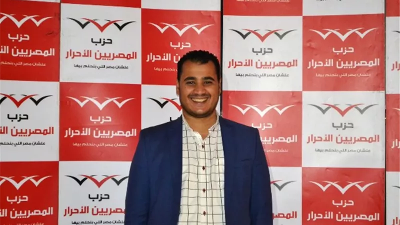 وزير الاتصالات يستجيب لطلب امين شباب المصريين الاحرار باسيوط بتركيب شبكات محمول للنواورة