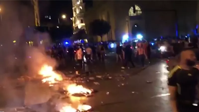 المتظاهرون يشعلون النيران في مبنى دار الأوبرا القديم في بيروت