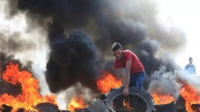 بخراطيم المياه والقنابل المسيلة للدموع ... الشرطة اللبنانية تحاول تفريق المتظاهرين في وسط بيروت