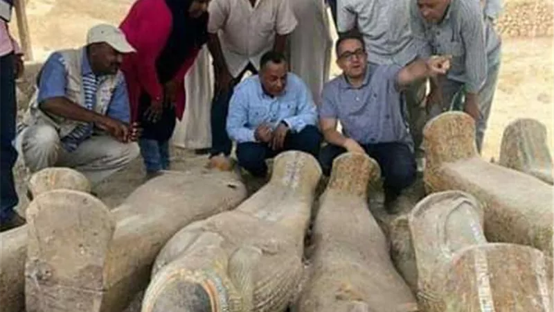 ننشر أول صورة لفريق عمل اكتشاف خبيئة العساسيف