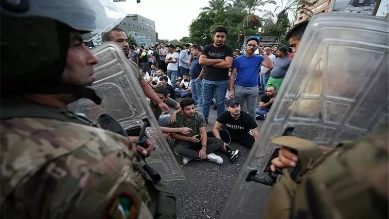 متظاهرون يقطعون طريق القصر الجمهورى ببيروت
