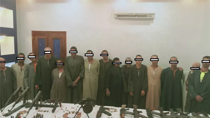 ضبط ١٨ قطعة سلاح وهاربين بأسيوط