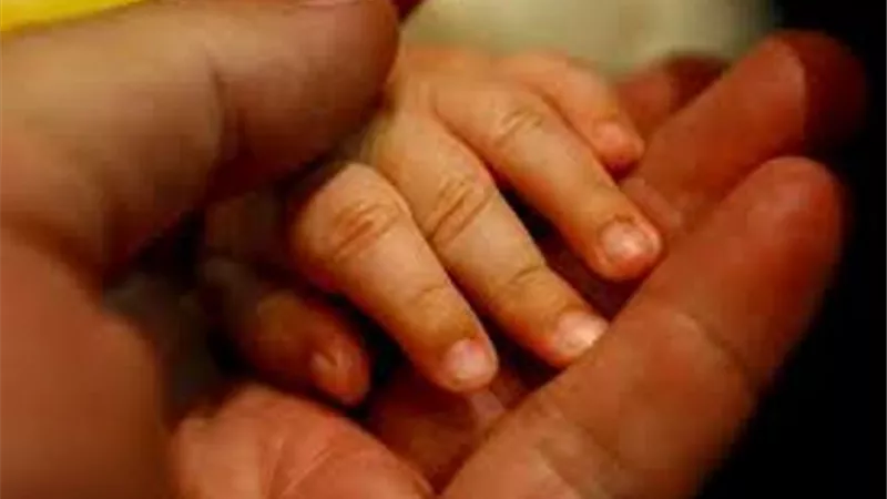 سيدة تحبس طفلتها 23 شهراً فى صندوق سيارة