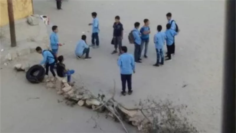 تلاميذ يغلقون طريقا بالحجارة والكاوتش بالعريش احتجاجا على موت زميلهم