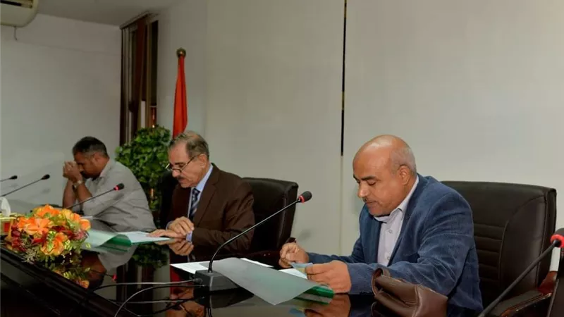 محافظ أسيوط يستعرض الخطة التنفيذية لمحو الامية وتعليم الكبار