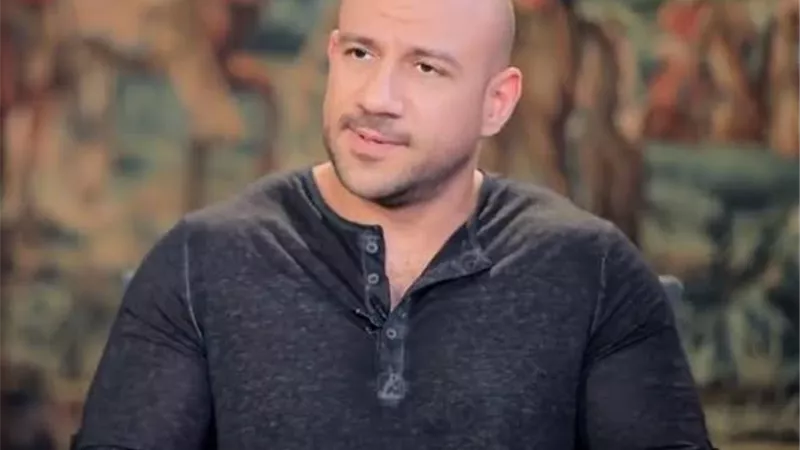 عمرو عبد الجليل ينعي مكي فى وفاة والده