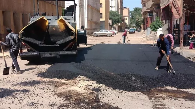 محافظة سوهاج: رصف 9.5 كليو متر طرق بتكلفة 10 مليون جنيه بمراكز المنشاة وأخميم وطهطا..صور