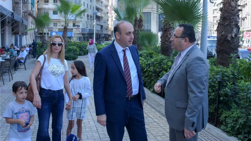 قنصوه وعمدة باڤوس يزوران أقدم حلواني يوناني بالإسكندرية