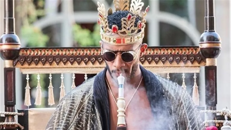 محمد رمضان يستفز جمهوره بـ شيشة وتاج
