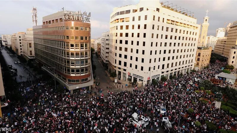 احتجاجات لبنان.. الغضب يتنامى وإصرار على 