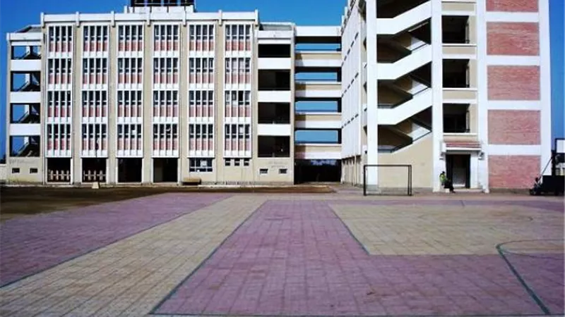 بعد نسيانها تلميذ داخل مدرسة استبعاد مديرة مدرسة وإحالتها للتحقيق
