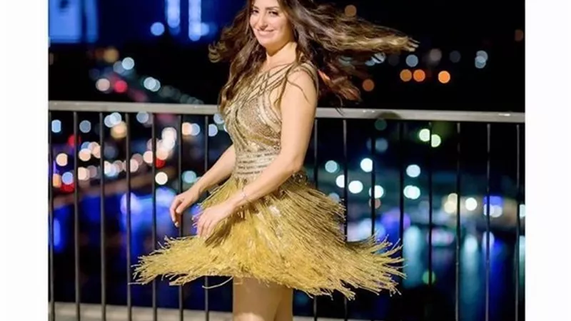 نيرمين الفقى بفستان ذهبي تشعل السوشيال ميديا .. صور