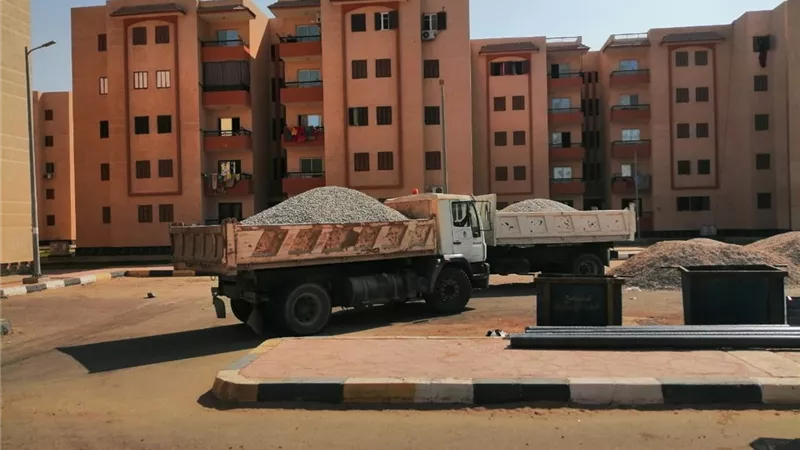 تنفيذ ١٢ قرار غلق وتشميع للمحال والمخازن المخالفة بالعاشر من رمضان