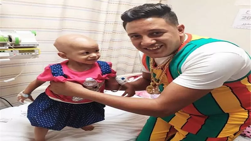 حمو بيكا يحقق أمنية طفل بمستشفى 57357 ويزوره