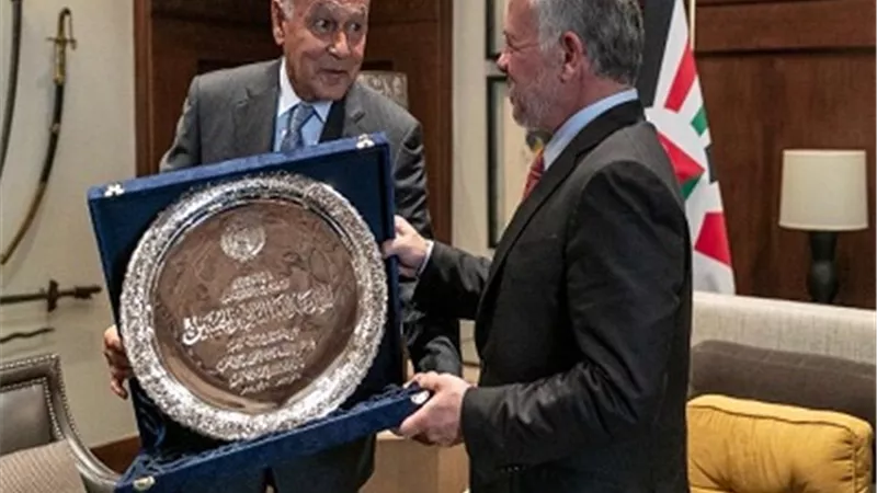 أبو الغيط يسلم الملك عبد الله درع العمل التنموى