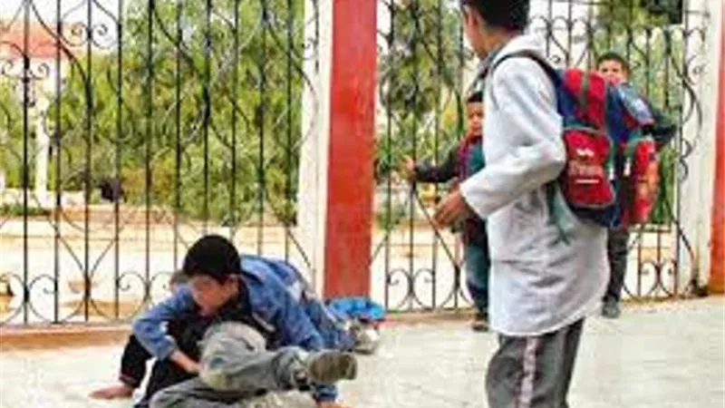 تلميذ الإبتدائى يعتدى على زميله بزجاجة عصير فى قنا