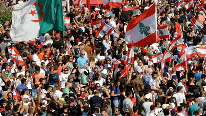 الحكومة اللبنانية تجتمع في وسط احتجاجات تعم البلاد