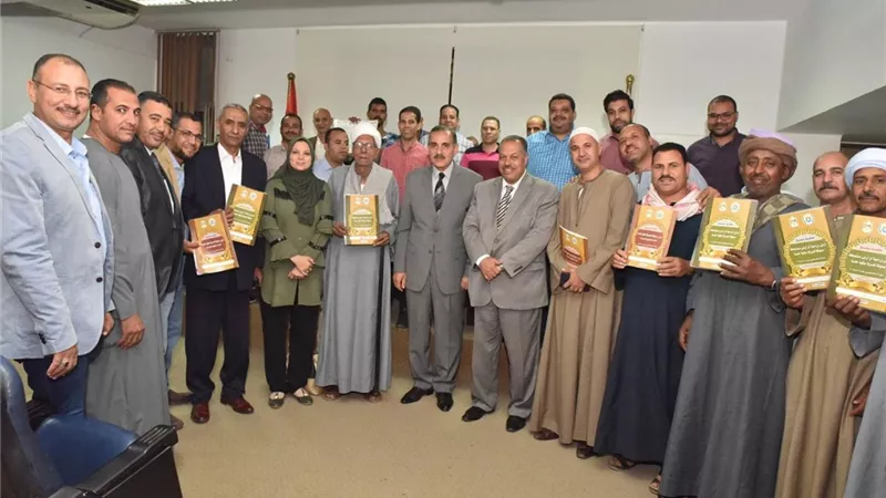 محافظ أسيوط يسلم 11عقد تقنين لواضعي اليد على أراضى الدولة