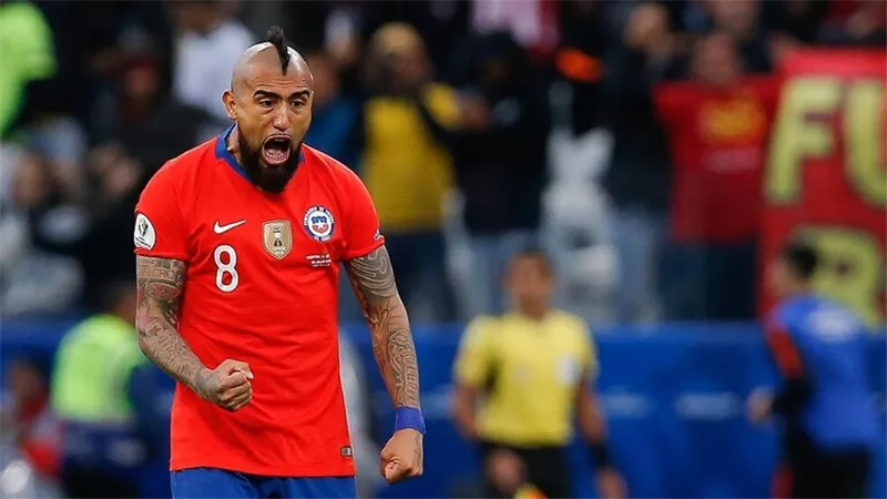 نجوم المنتخب التشيلي يتضامنون مع الشعب