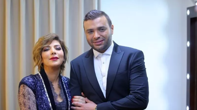 مطرب شهير يدعم أصالة بعد شائعة انفصالها 