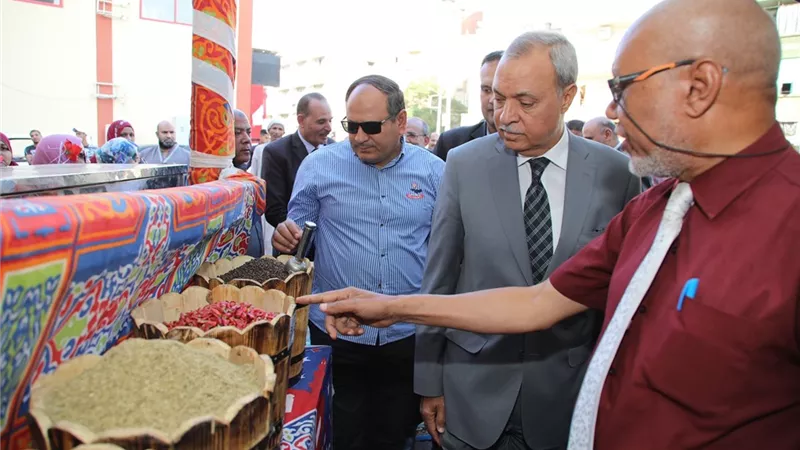 محافظ قنا يفتتح منفذ بيع منتجات صغار الزارعين
