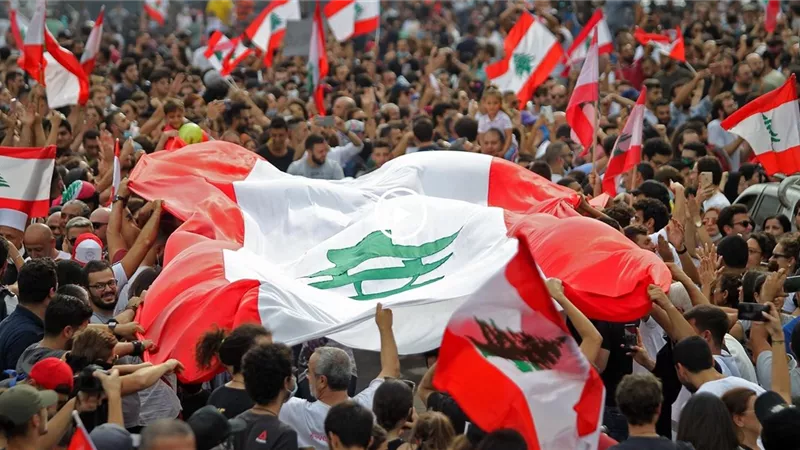 اتساع نطاق الاحتجاجات اللبنانية يهوى بالسندات الحكومية للبلاد