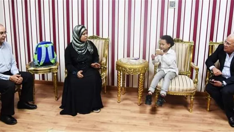 محافظ بورسعيد يستقبل الطالب يوسف ضاحى ويوجه باتخاذ كافة الإجراءات العلاجية له