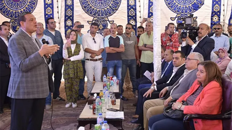 محافظ البحيرة والرئيس التنفيذي لصندوق الإسكان الإجتماعي يسلمان عقود مشروع الإسكان الإجتماعي