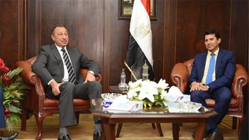 وزير الرياضة يزور الخطيب فى منزله لإنهاء أزمة الأهلى والجونة