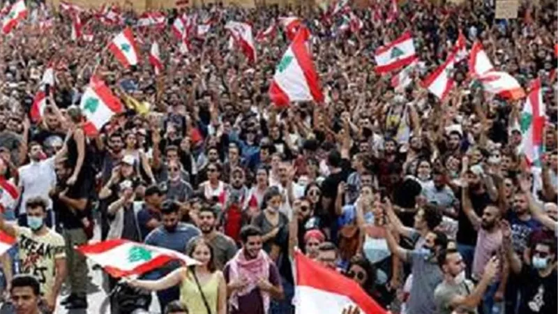 محتجو لبنان يرفضون مبادرة الحكومة الإنقاذية ويؤكدون: لا بديل عن إسقاطكم