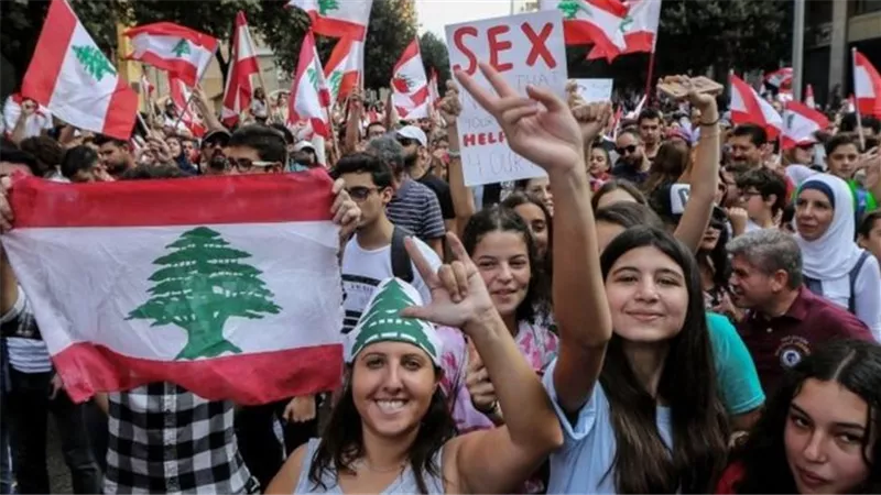 آلاف المحتجين يحتشدون بالمدن اللبنانية منددين بالحكومة