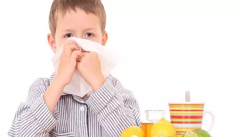 للأمهات.. دليل للتعامل مع الأعراض المبكرة لنزلات البرد للأطفال