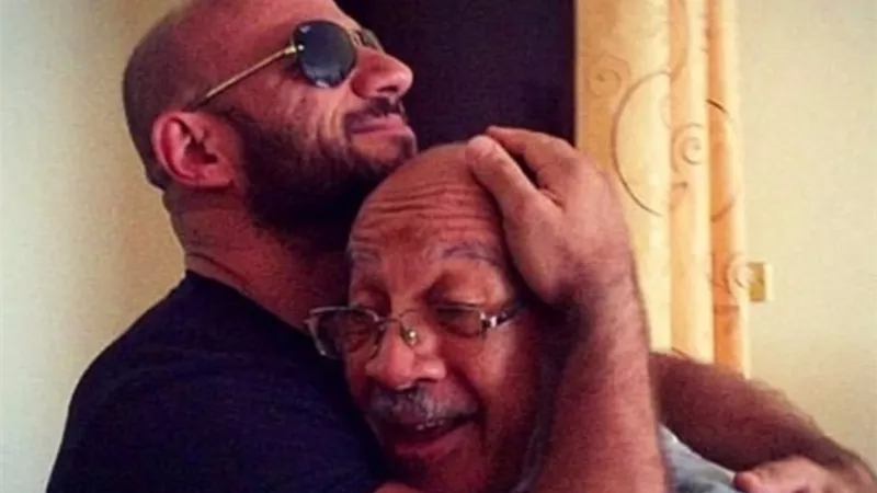 احمد مكي ناعيا والده : الله یرحمک ویحسن الیک ستظل في قلبي .. وينشر اخر صورة تجمعهما