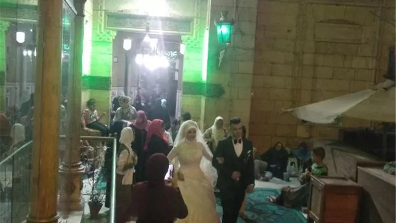 بالفيديو والصور .. عريس يبدأ مراسم زفافه بزيارة مقام السيدة زينب
